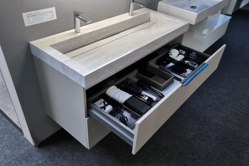 exklusives-badmoebel-doppelwaschtisch-120-cm-mit-spiegelschrank-taupe-mineralwerkstoff-doppelwaschbecken-marmor-taupe_06 exklusives-badmoebel-doppelwaschtisch-120-cm-mit-spiegelschrank-taupe-mineralwerkstoff-doppelwaschbecken-marmor-taupe