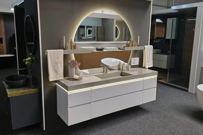 exklusives-badmoebel-set-200-cm-ausstellungsstueck-weiss-mit-marmor-optik-waschbecken-mit-rinne