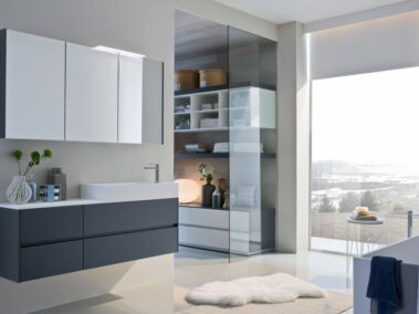 ideagroup-nyu-badmöbel. Abdeckplatte aus Aquatek mit aufgesetztem Waschbecken J70. Oberschrank in der matten Lackausführung mit doppelseitigen Spiegeltüren