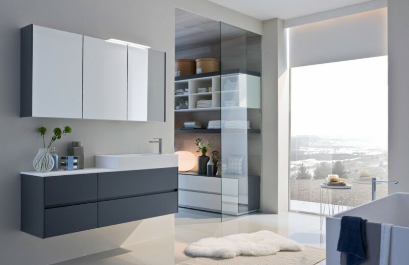 ideagroup-nyu-badmöbel. Abdeckplatte aus Aquatek mit aufgesetztem Waschbecken J70. Oberschrank in der matten Lackausführung mit doppelseitigen Spiegeltüren