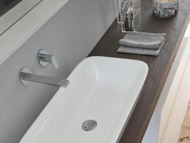 ideagroup_NYU-badmöbel Set - Abdeckplatte mit Aufsatzwaschbecken aus Keramik. Spiegel mit Rahmen in der glänzenden Lackausführung