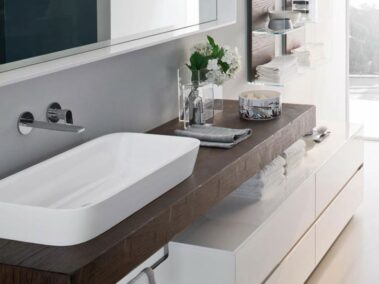 ideagroup_NYU-badmöbel Set - Abdeckplatte mit Aufsatzwaschbecken aus Keramik. Spiegel mit Rahmen in der glänzenden Lackausführung.