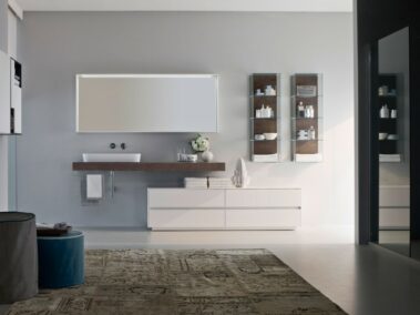 ideagroup_NYU-badmöbel Set - Abdeckplatte mit Aufsatzwaschbecken aus Keramik. Spiegel mit Rahmen in glänzenden Lack. Offene Oberschränke aus Kristallglas