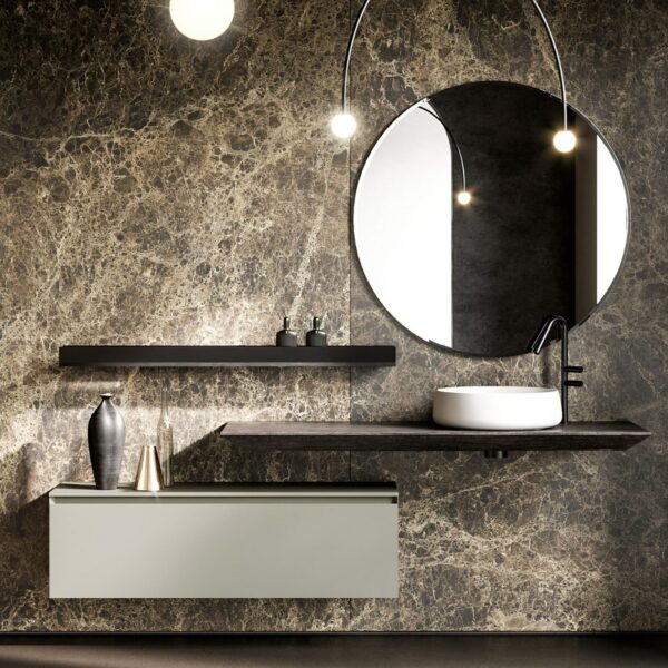 Moderne Badmöbel mit einem Waschtisch aus fossilem versteinertem Holz - stilvolle italienische Badezimmermöbel.