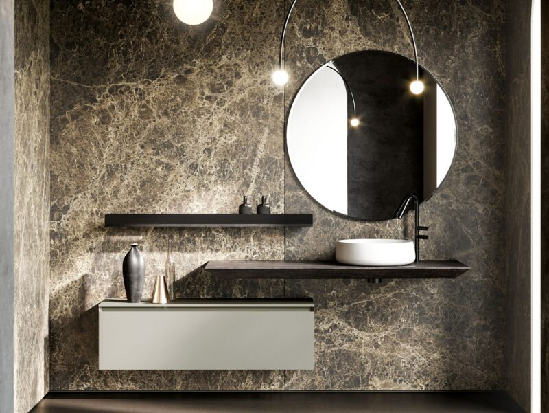 moderne-badmoebel-waschtisch-freihaengend-italienische-badezimmermoebel-mit-waschtischplatte-fossiles-versteinertes-holz- Moderne Badmöbel mit einem Waschtisch aus fossilem versteinertem Holz - stilvolle italienische Badezimmermöbel.